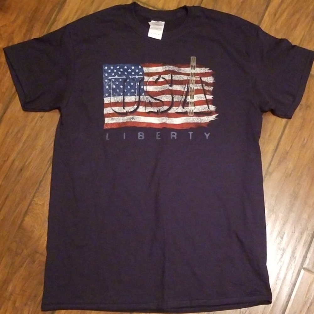 NWOT Mens gildan USA tee